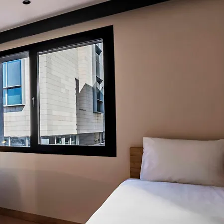 Easyhotel Ciutat Vella מלון 2*