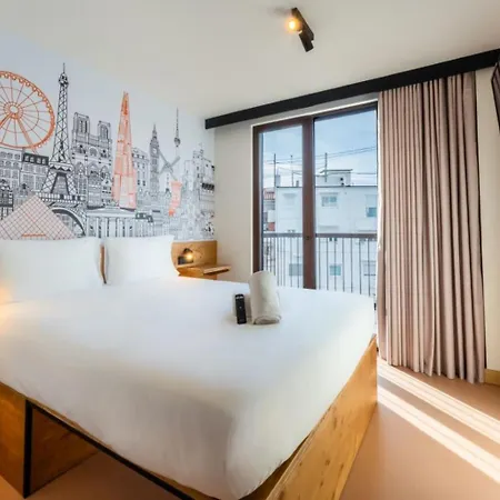 Easyhotel Ciutat Vella מלון