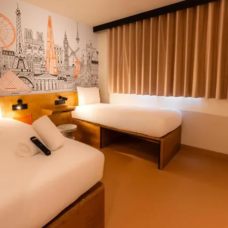 Easyhotel Ciutat Vella מלון